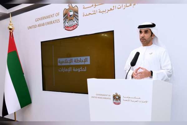 Un portavoz de Emiratos Árabes durante una rueda de prensa informativa de casos de coronavirus. (WAM)