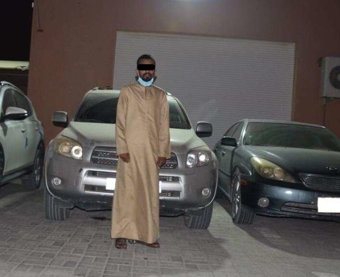 La policía difundió la imagen del joven ladrón con los coches robados.