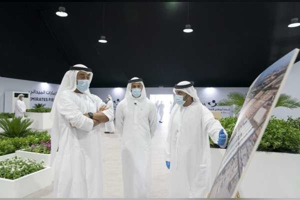 El príncipe heredero de Abu Dhabi visita un hospital de campaña. (WAM)