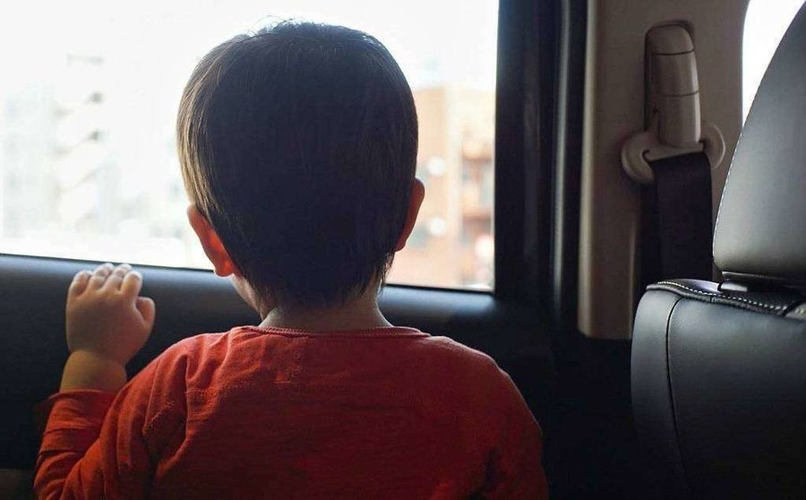 Un niño en el interior de un vehículo. (WAM)