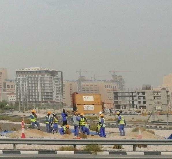 Trabajadores en una carretera en Dubai. (EL CORREO)