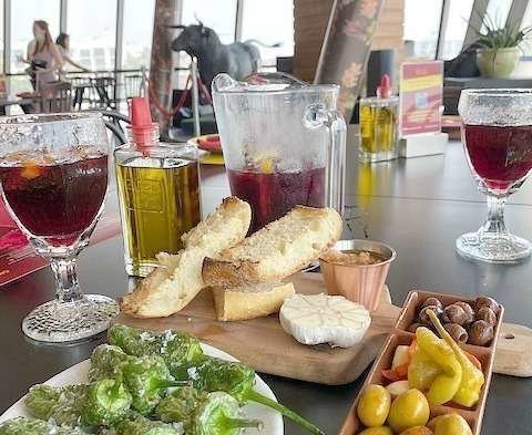 Mesa muy española en el restaurante Casa de Tapas de Dubai. (EL CORREO)