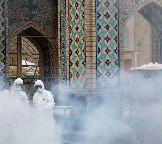Personal desinfecta una mezquita en Irán.