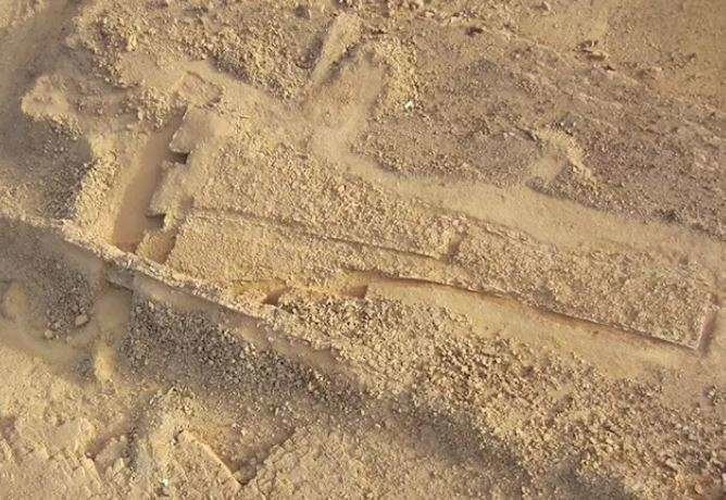 Apecto desde el aire del monumento triangular descubierto en un oasis de Arabia Saudita