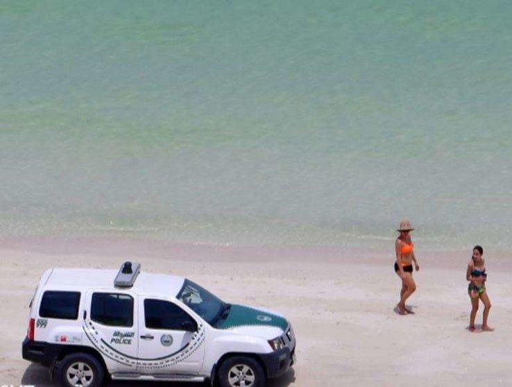 En la imagen de AFO, una patrulla de la Policía de Dubai en una playa.