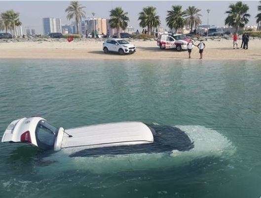 Ajman News difundió esta imagen del coche en el momento que es sacado del mar.