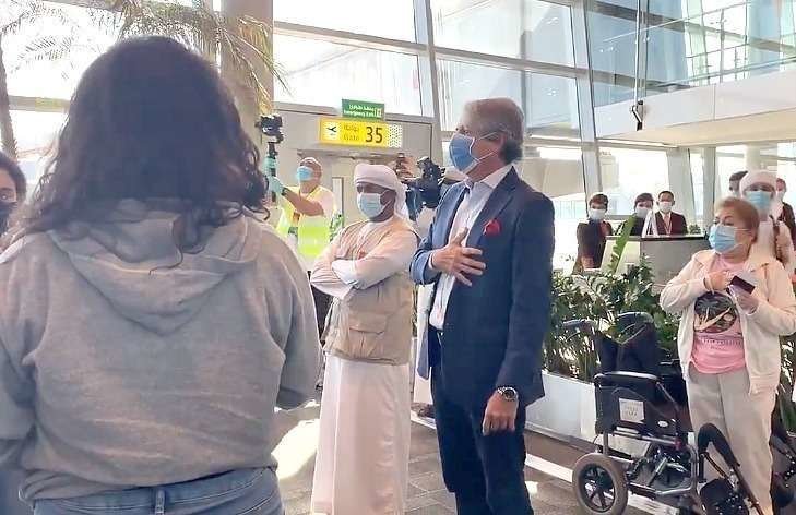 El embajador Jaime Amín entona el Himno Nacional de Colombia junto a sus compatriotas instantes antes de iniciar el vuelo de regreso de Emiratos Árabes a sus hogares. (Twitter)