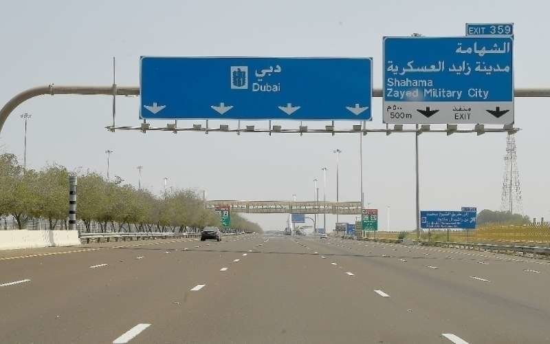 La E-11 dirección Dubai vacía de vehículos. (Emarat Al Youm)