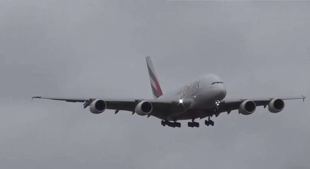 Vuelo Emirates hizo un aterrizaje de emergencia, durante una fuerte tormenta. (Imagen extraída del video)