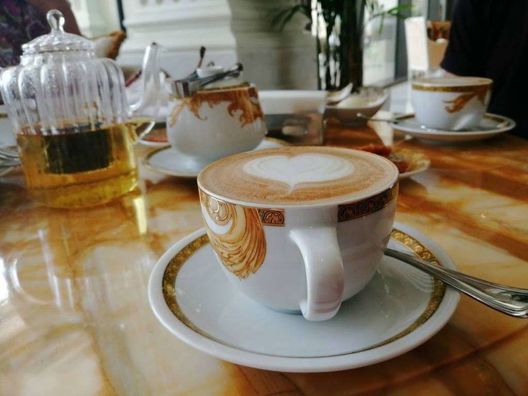Un café con leche en el Palazzo Versace de Dubai. (EL CORREO)