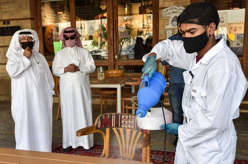Tareas de desinfección en Arabia Saudita. (AFP)