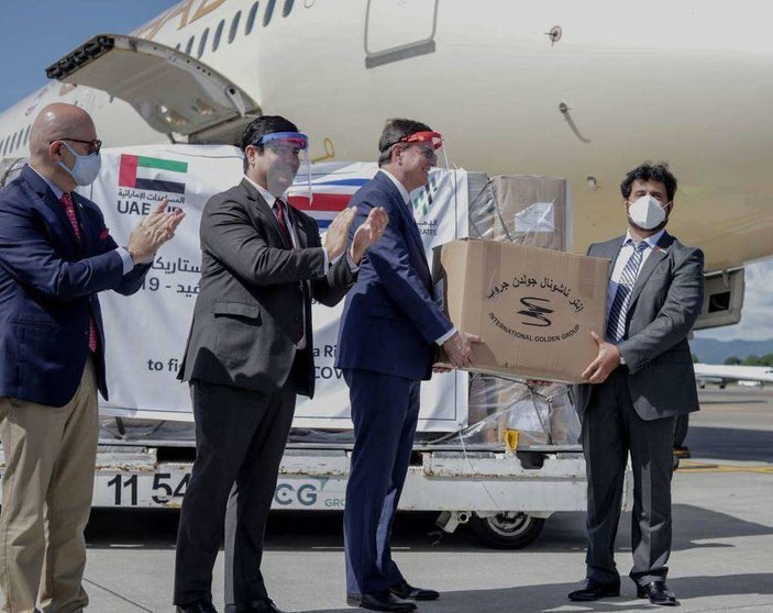 El presidente de Costa Rica, segundo por la izquierda, junto al avión de Etihad. (Twitter)