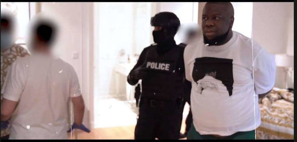 La Oficina de Medios de Dubai difundió una imagen del arresto del nigeriano.