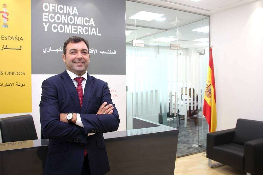 Erik Rovina, en la sede de la Oficina Comercial de España en Dubai, radicada en las Emirates Towers. (EL CORREO)