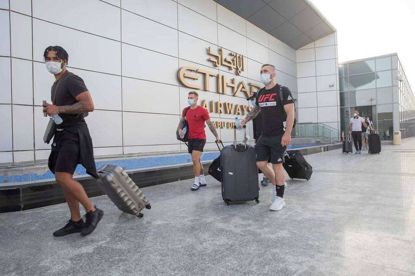 Stevie Ray y el equipo de UFC llegan a Abu Dhabi desde Londres. (Etihad Airways)