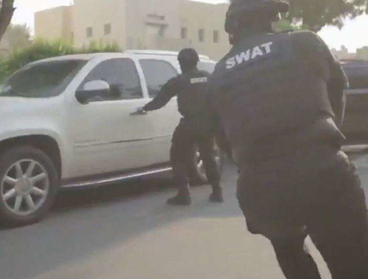 Una captura del vídeo difundido por la Policía de Dubai de la captura de los delincuentes australianos.