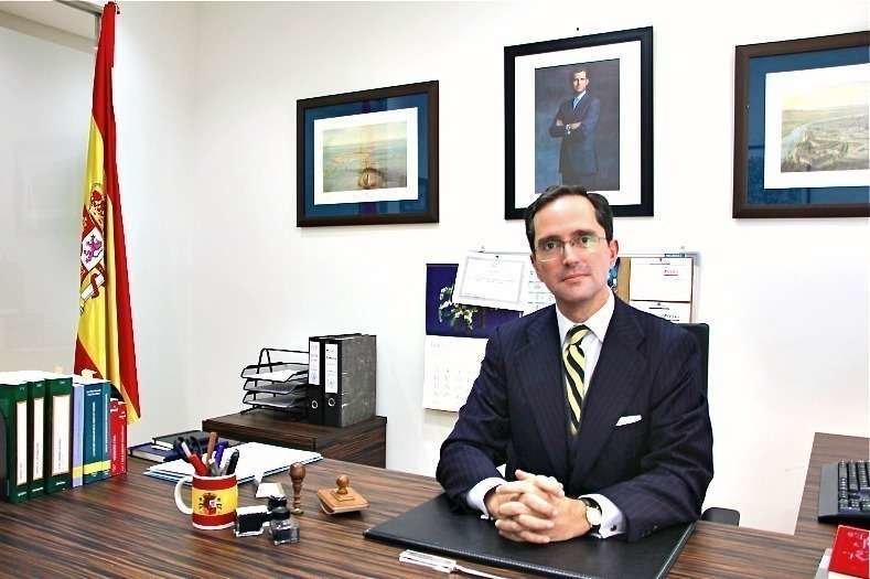 El diplomático Emilio Contreras, en su despacho de la Embajada de España en Abu Dhabi. (EL CORREO)