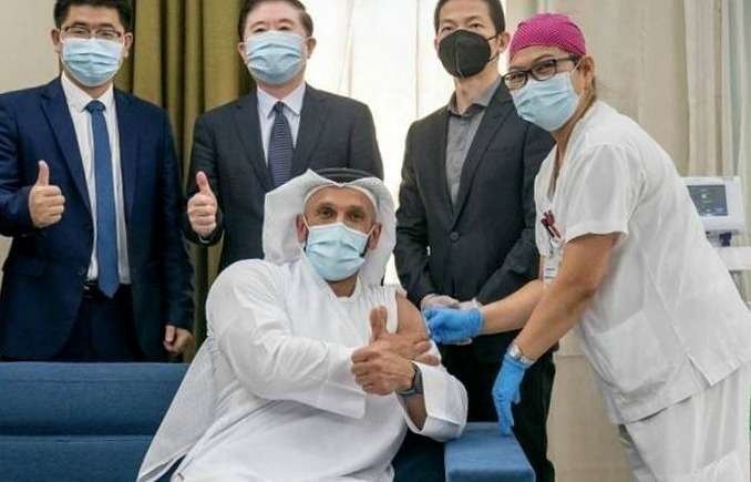 El jeque Abdullah bin Mohammed, tras someterse a la prueba de la vacuna para contrarrestar el virus Covid 19. (Twitter)