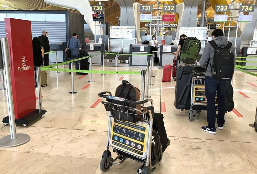 Pasajeros ante los mostradores de Emirates Airline en el Aeropuerto de Barajas en Madrid. (EL CORREO)