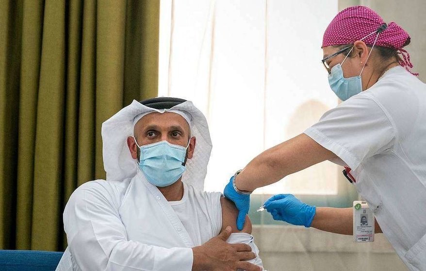 El presidente del Departamento de Salud de Abu Dhabi, el jeque Abdullah bin Mohammed, en el momento de recibir la vacuna contra el Covid-19 que desarrolla Emiratos Árabes. (@yaseralneyadi)