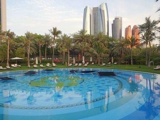 Piscina del hotel Emirates Palace en Abu Dhabi, (Fuente externa)