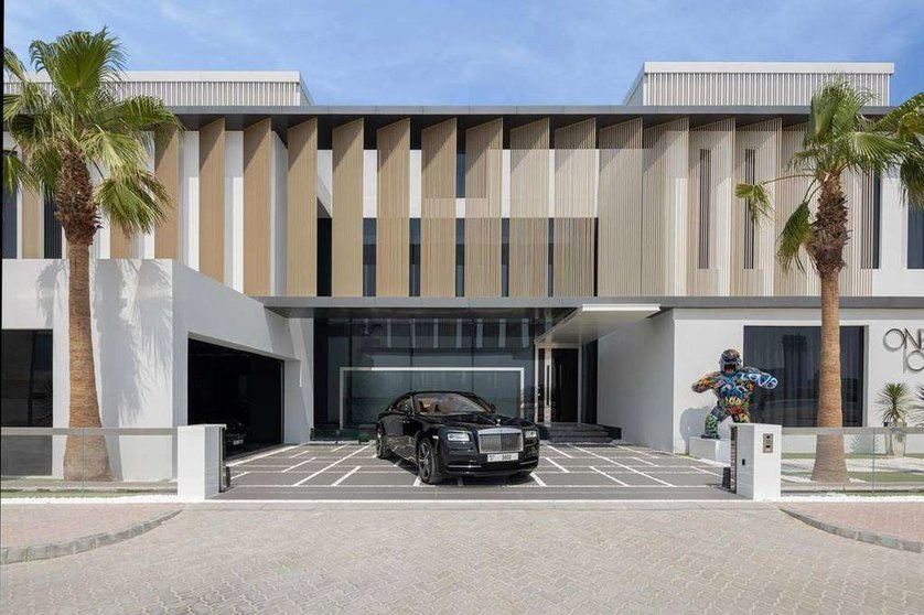 La villa One100 en La Palmera de Dubai viene con dos coches de lujo.