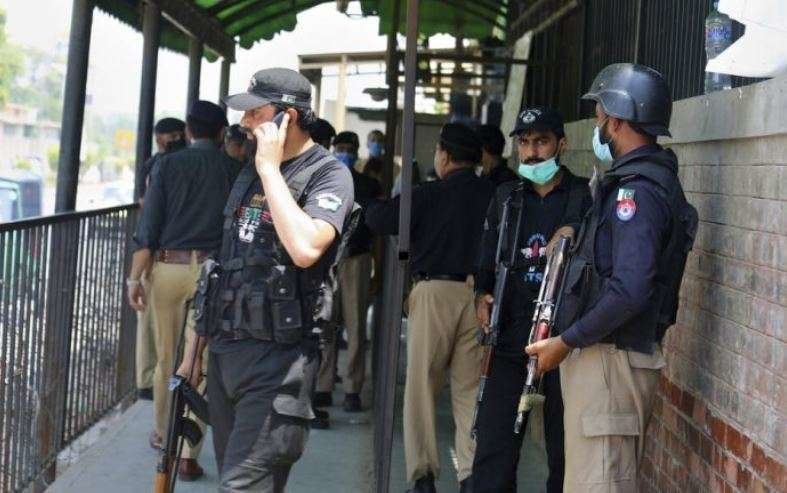 Policía paquistaníes custodian un tribunal. (AP)