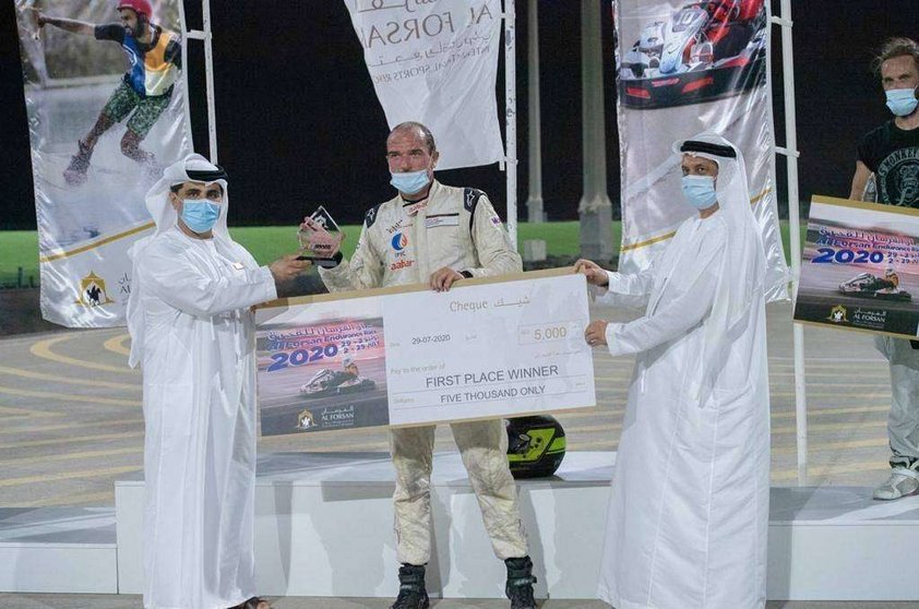 El español Nacho Guerina recibe los premios como vencedor del Al-Fursan Endurance Championship en Abu Dhabi. (WAM)