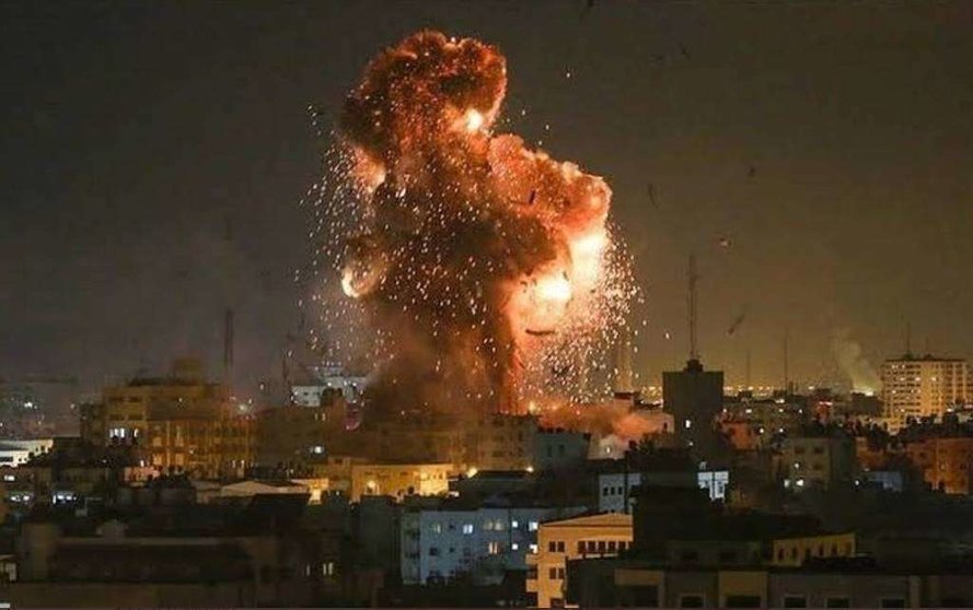 Imagen de la explosión en Gaza de una de las bombas lanzadas por Israel. (@embpalestina)