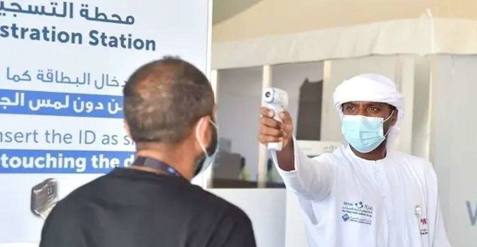 Una persona es sometida a control de temperatura en Emiratos Árabes. (WAM)