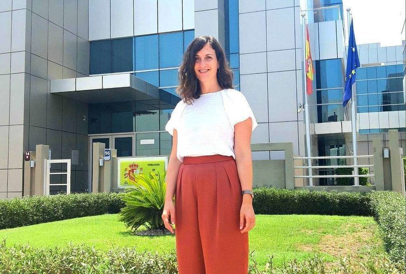 Carmen de Antonio, la primera mujer que ejerce como cónsul de España en Emiratos Árabes, ante la sede de la Embajada en Abu Dhabi. (@EmbEspEAU)