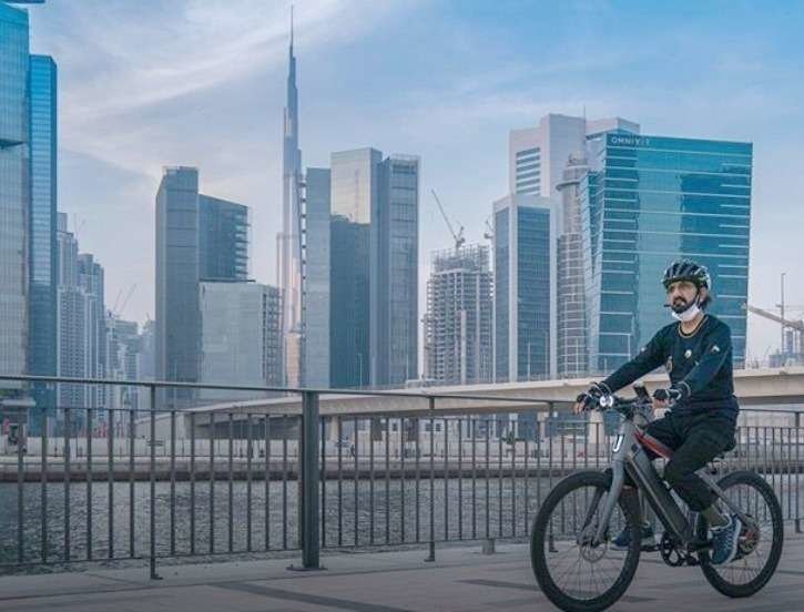 El jeque Mohammed bin Rashid Al Maktoum, vicepresidente de EAU y gobernante de Dubai, durante su paseo por bicicleta en Dubai. (Instagram)