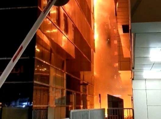El edificio en llamas, situado en la zona de Al Mamoura en Abu Dhabi. (Fuente externa)