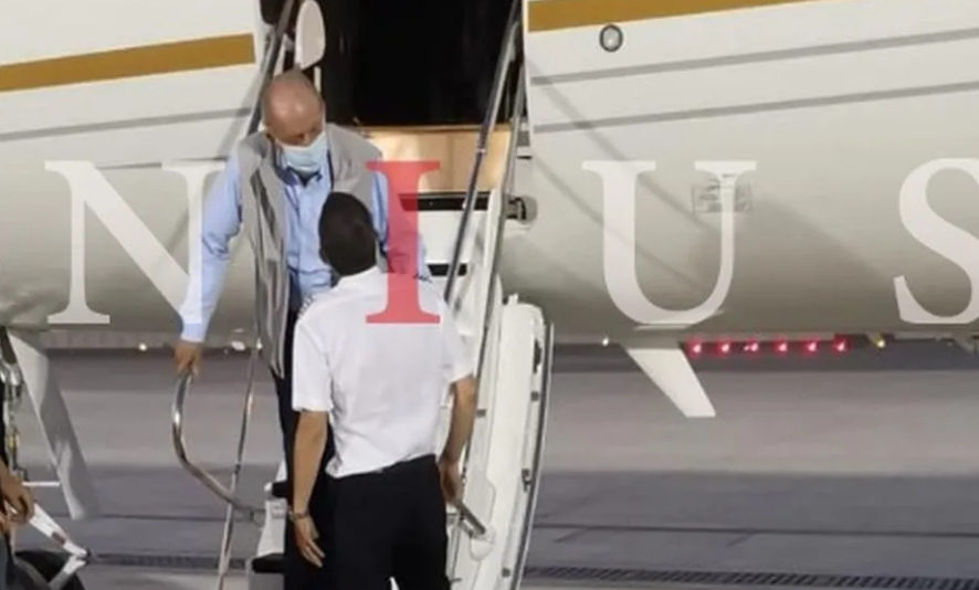 Juan Carlos I tras aterrizar en el aeropuerto de Abu Dabi.