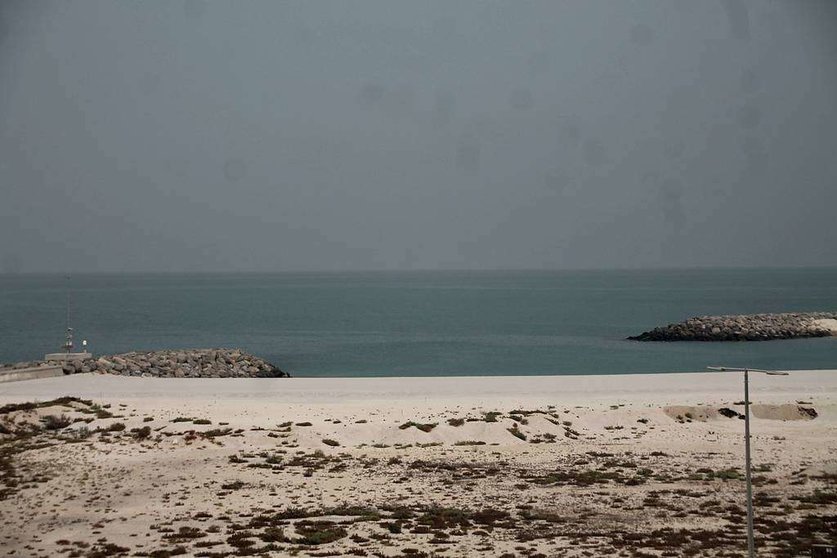 La imagen tomada en la mañana del miércoles muestran las nubes negras entrando desde el Golfo a Ras Al Khaimah. (EL CORREO)