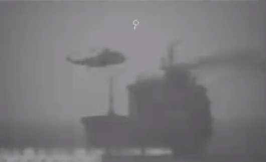 Imagen capturada del vídeo difundido por @CENTCOM del momento cuando el helicóptero iraní aborda el barco liberiano en la zona del Golfo Arábigo. 