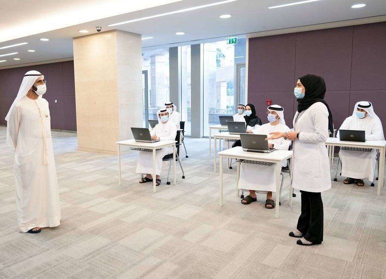 El jeque Mohammed bin Rashid Al Maktoum, durante la visita al Centro de Control de Covid 19 en Dubai. (WAM)
