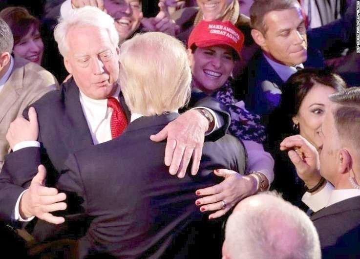 Robert Trump -izquierda- abraza a su hermano Donald, presidente de Estados Unidos. (Fuente externa)