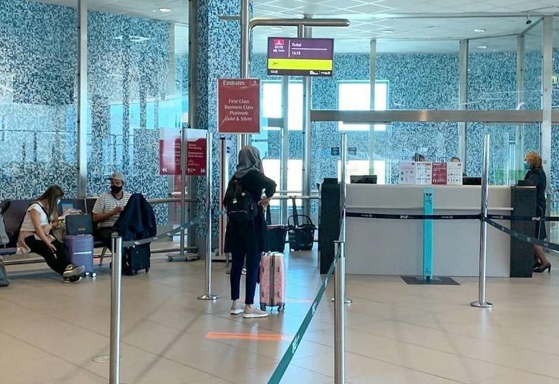 La distancia personal se respetó en todo momento durante el embarque del vuelo de Emirates Lisboa-Dubai de este domingo, el primero después de la pandemia. (EL CORREO)