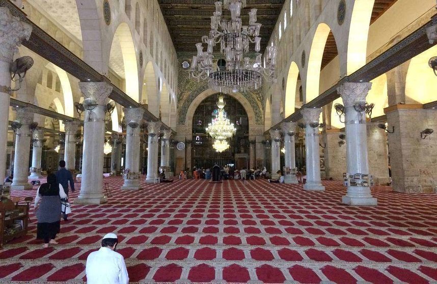Interior de la mezquita de Al Aqsa en Jerusalén. (Wikimedia)
