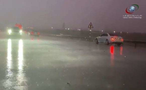 Captura del vídeo difundido por la Agencia Nacional de Meteorología de EAU.