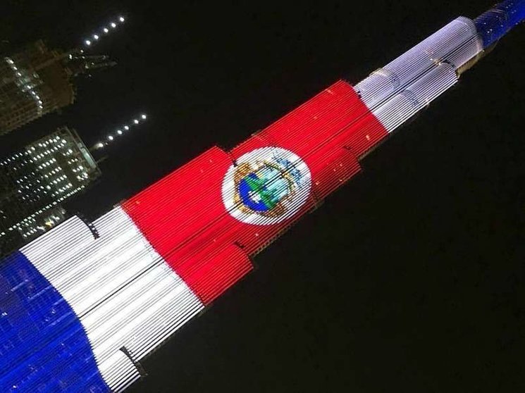La bandera de Costa Rica en el Burj Khalifa de Dubai. (Navid Blanco)