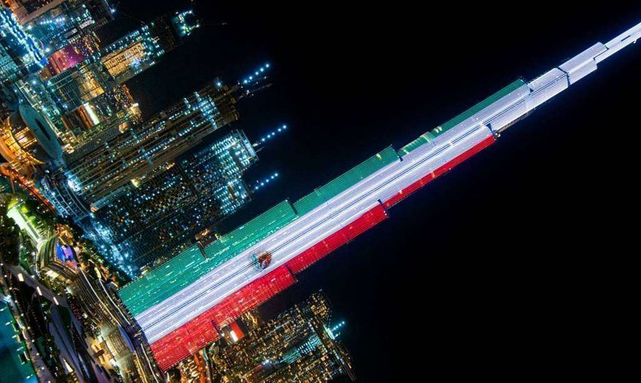 El Burj Khalifa en Dubai, edificio más alta del planeta, iluminado con los colores de la bandera de México en la noche de este 15 de septiembre de 2020. (EL CORREO)