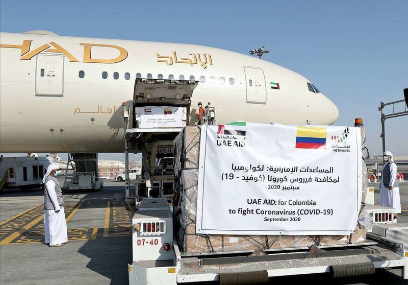 El avión de Etihad carga la ayuda con destino a Colombia en el aeropuerto de Abu Dhabi. (WAM)