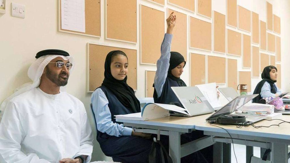 El jeque Mohammed bin Zayed, presidente de Emiratos Árabes Unidos, junto a las alumnas de la escuela Al Asayel en Khalifa City.