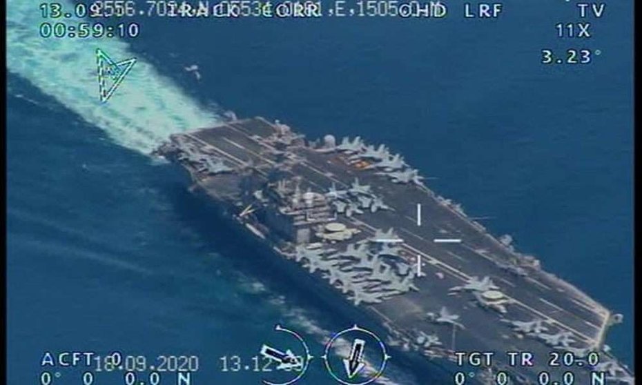 Una imagen publicada por el sitio web oficial de la Guardia Revolucionaria Iraní el miércoles muestra al portaaviones USS Nimitz antes de entrar en el Estrecho de Ormuz. (EPA)