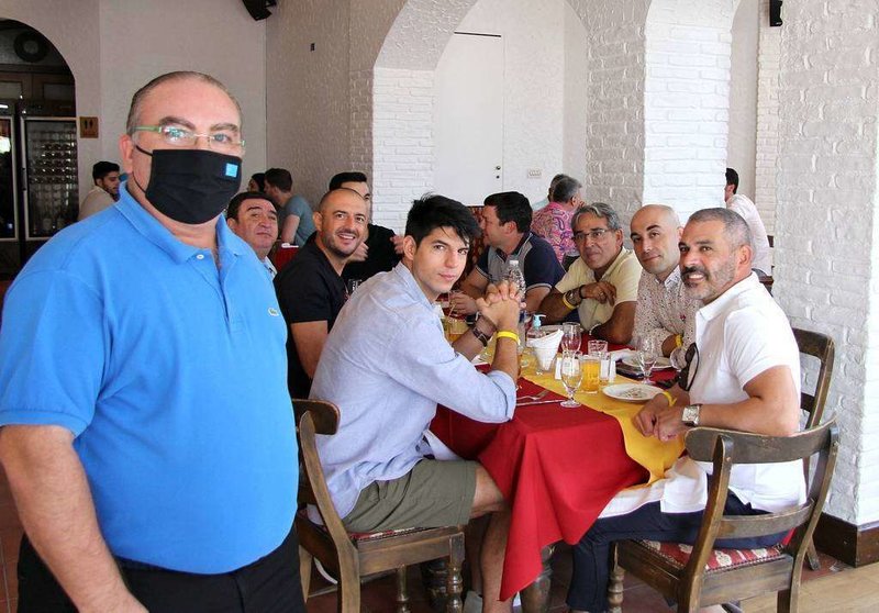 Mariano Andrés, ante una nutrida mesa de españoles durante la gran fabada celebrada en el Seville's. (EL CORREO)