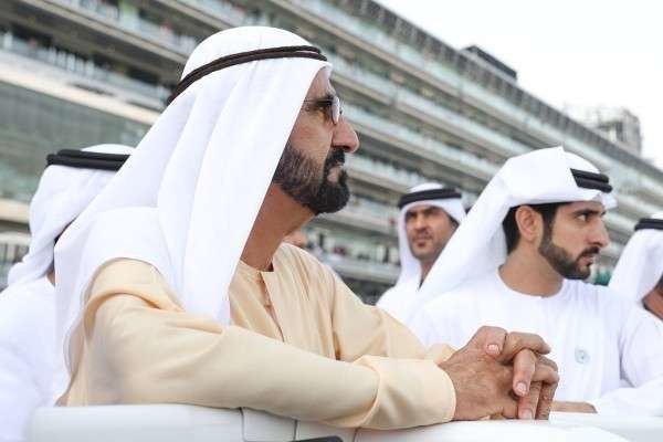 El jeque Al Maktoum junto a su hijo el jeque Hamdan en el hipódromo de Meydan. (WAM)
