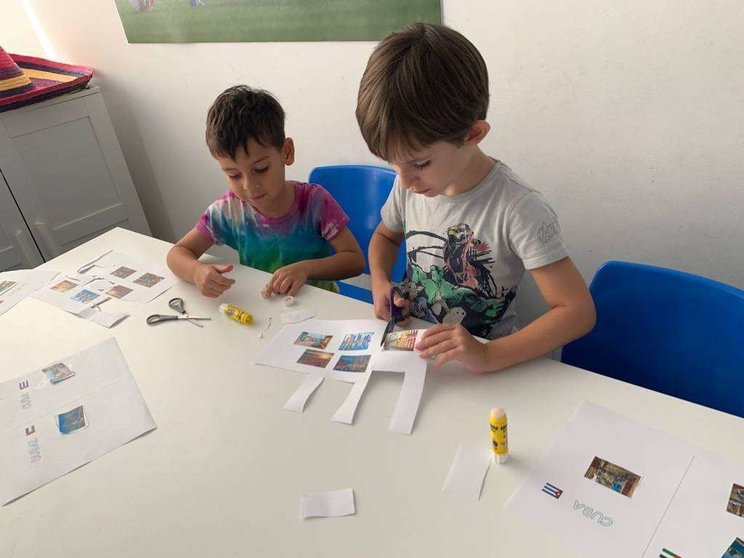 En el Campamento de UCAM Dubai los niños aprenden español y cultural hispana mientras desarrollan actividades y juegos. (Cedida)