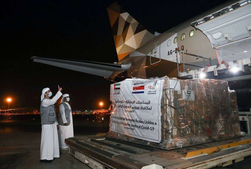 El avión de Etihad carga la ayuda con destino a Costa Rica en el aeropuerto de Abu Dhabi. (WAM)